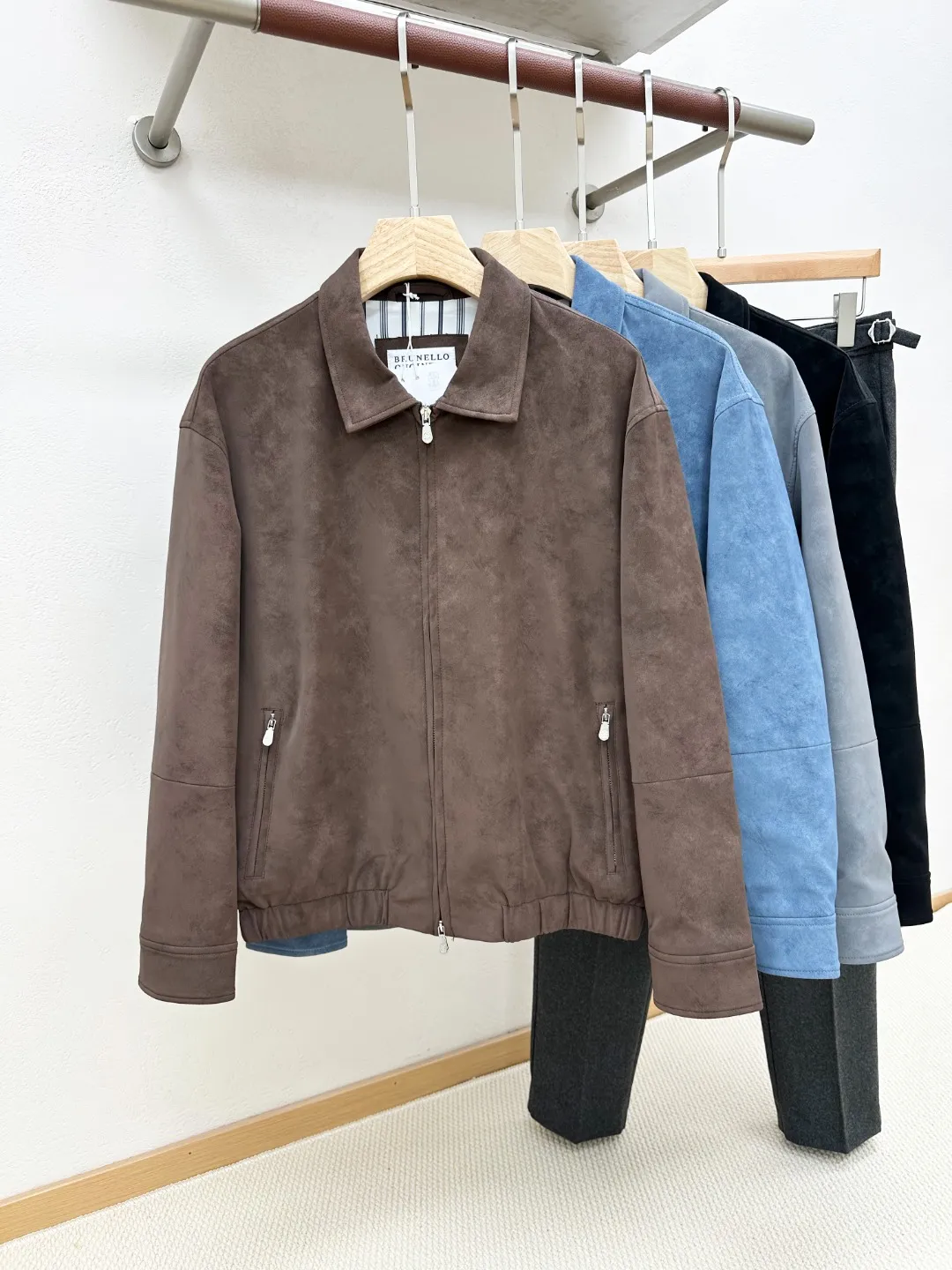 【New Product】Shanghai Trading Company channel product, 100% pure quality, new product for early autumn 2026, officially sold simultaneously! ! Brun*llo Cucin*ill Family Men's Premium Business Casual Lapel Jacket/Coat. Fashion with a typical Italian style is very sophisticated in terms of fabric selection and craftsmanship. It is very consistent with the BC aesthetic tone. It is low-key and luxurious, elegant and noble. The overall design draws on BC's advanced minimalist style and urban light luxury style! Produced by Italy's top 100-year-old fabric manufacturer, the suede fabric is supplied to customers. It is of aristocratic grade and has first-class fabric properties. The overall appearance is extremely fine suede, with high-density waterproof, windproof and anti-fouling properties. It has excellent breathability, delicate touch, extremely strong texture, very lightweight, full of stiffness, and is an easy-care and high-end fabric! The accessories are made of Classic yarn-dyed striped contrasting material, which is smooth and skin-friendly, and has a strong sense of experience! The details are exquisite, the accessories are custom-made, the double-zipper opening and closing design, and the versatile and simple Versatile color matching are suitable for various daily wear and can control any body shape. The upper body is capable and full of spirit, and is full of fashionable accents, which can easily highlight your temperament and style! It can be easily used in business commuting, leisure outings, golf and other scenes. It is a high-efficiency and highly wearable item in the wardrobe! It's something you can meet but can't ask for! Color: Brown Blue Gray Black Size: S M L XL code: Shoulder width 56cm - Bust 128cm - Clothing length 66cm - Sleeve length 60cm XXL code: Shoulder width 57cm - Bust 132cm - Clothing length 67cm - Sleeve length 61cm